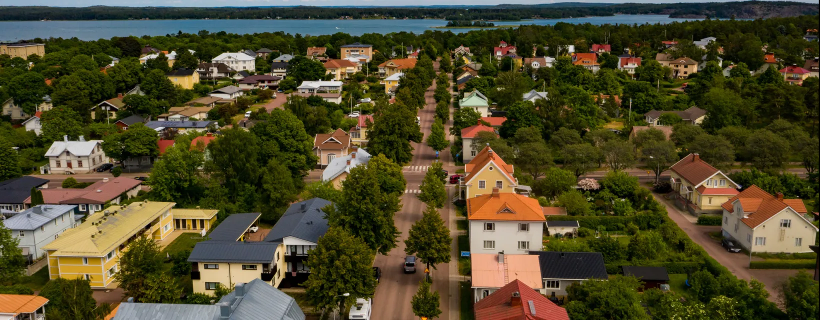 Flygvy över Mariehamn med havet i bakgrunden.