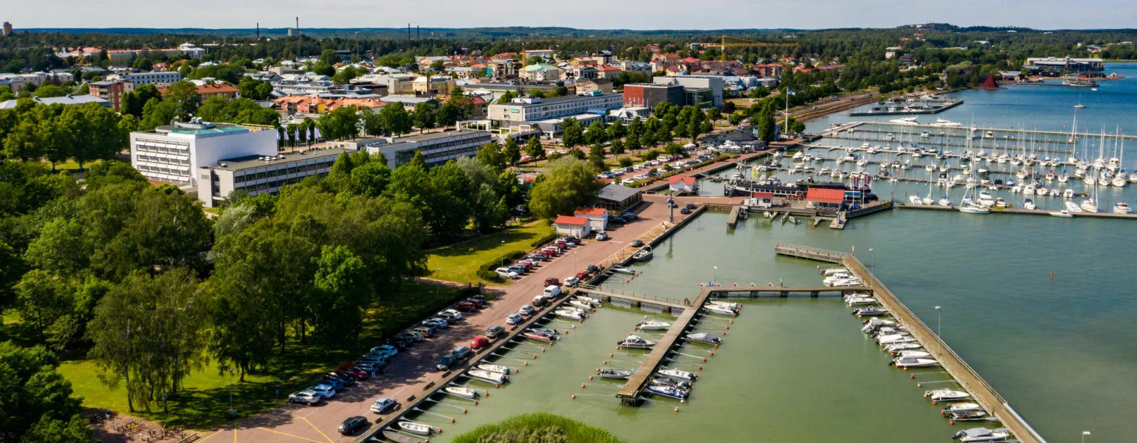 Flygvy över Mariehamns östra hamn.