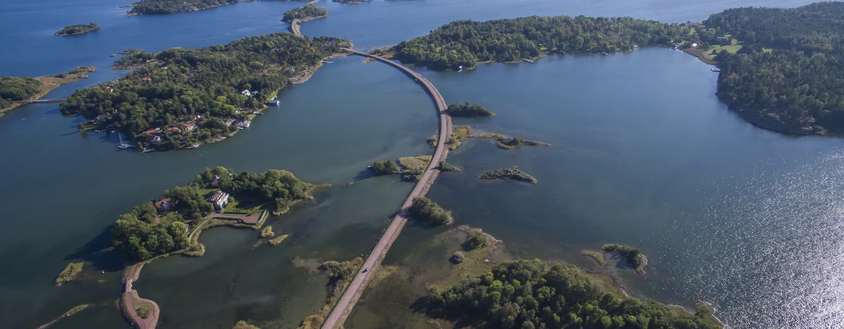 Flygvy över broar och vägbankar genom skärgården på Åland.