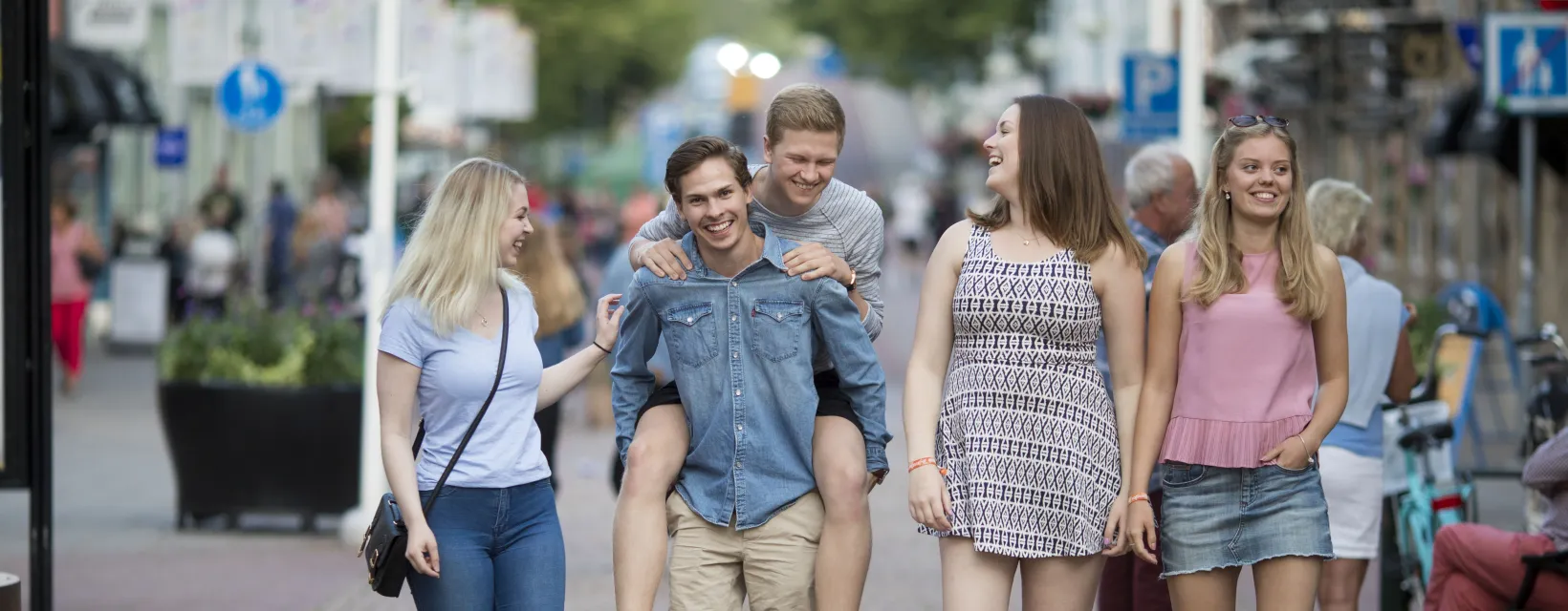 Ungdomar på gågatan Torggatan i Mariehamn i sommarkvällen.