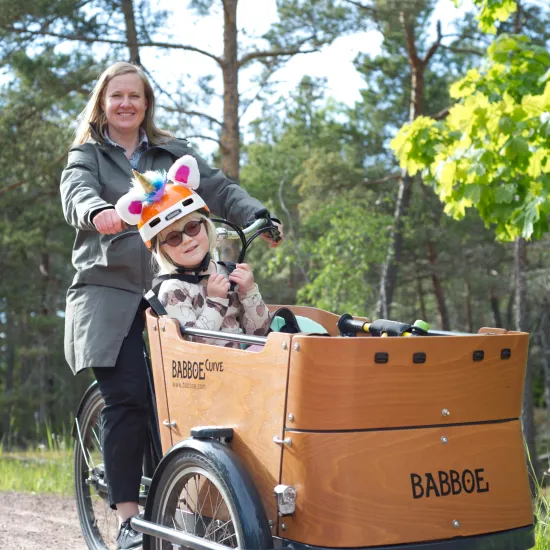 Katja Meitz cyklar med sin dotter i Mariehamn.