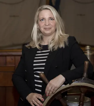 Veronica Johansson vid rodret vid Ålands sjöfartsmuseum.