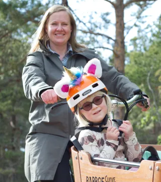 Katja Meitz cyklar med sin dotter i Mariehamn.