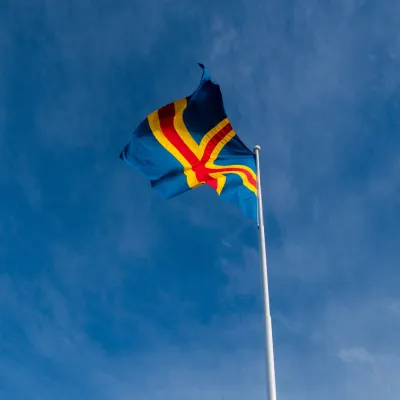 Ålands flagga mot blå himmel.