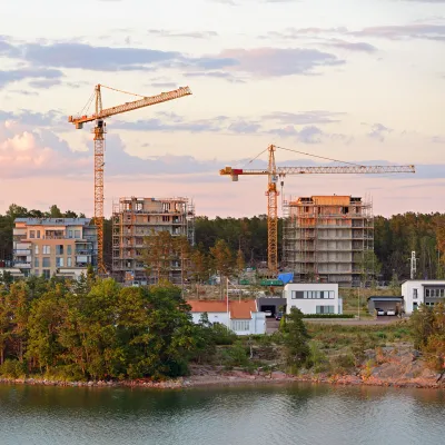 Nybyggen och lyftkranar vid bostadsområdet Lotsberget i Mariehamn.