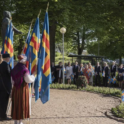 Uppvaktning vid Julius Sundbloms staty under det officiella firandet av Ålands självstyrelsedag den 9 juni.