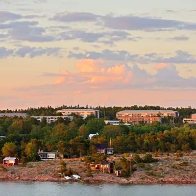 Solnedgång över flerfamiljshus och stugor i västra Mariehamns på Åland.