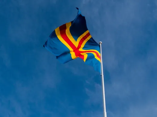 Ålands flagga mot blå himmel.