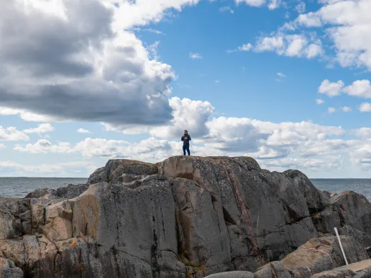 Man på klippor vid havet på Åland.