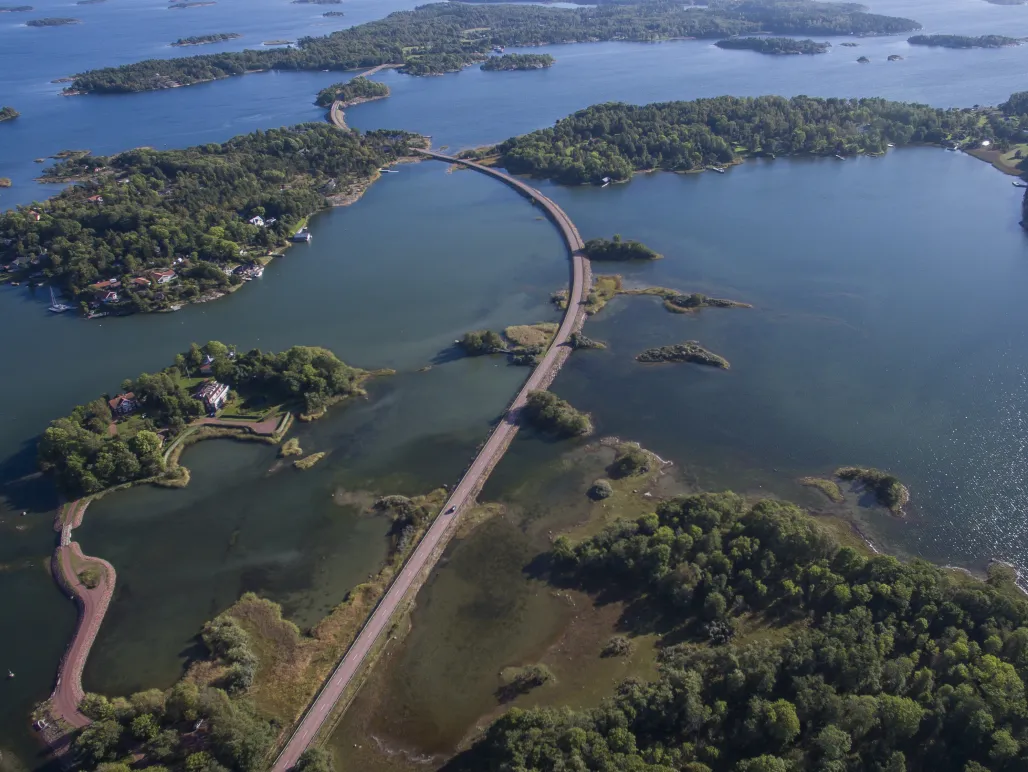 Flygvy över broar och vägbankar genom skärgården på Åland.