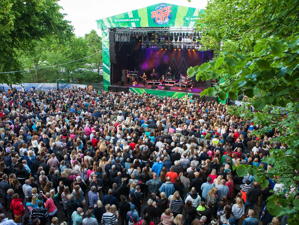 Publikhav under stadsfestivalen Rockoff på torget i Mariehamn.